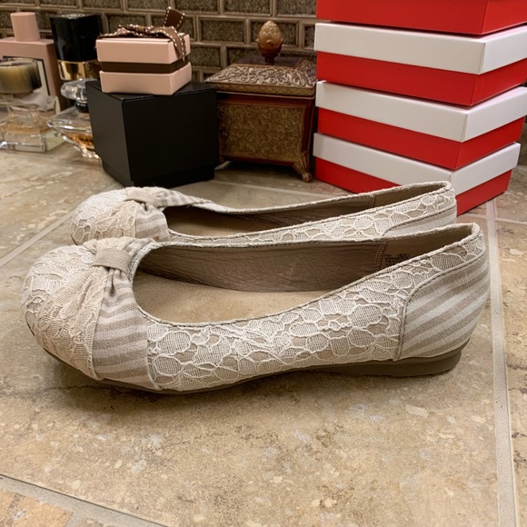 Cream colored lacy ballet flats - Picture 2 of 4